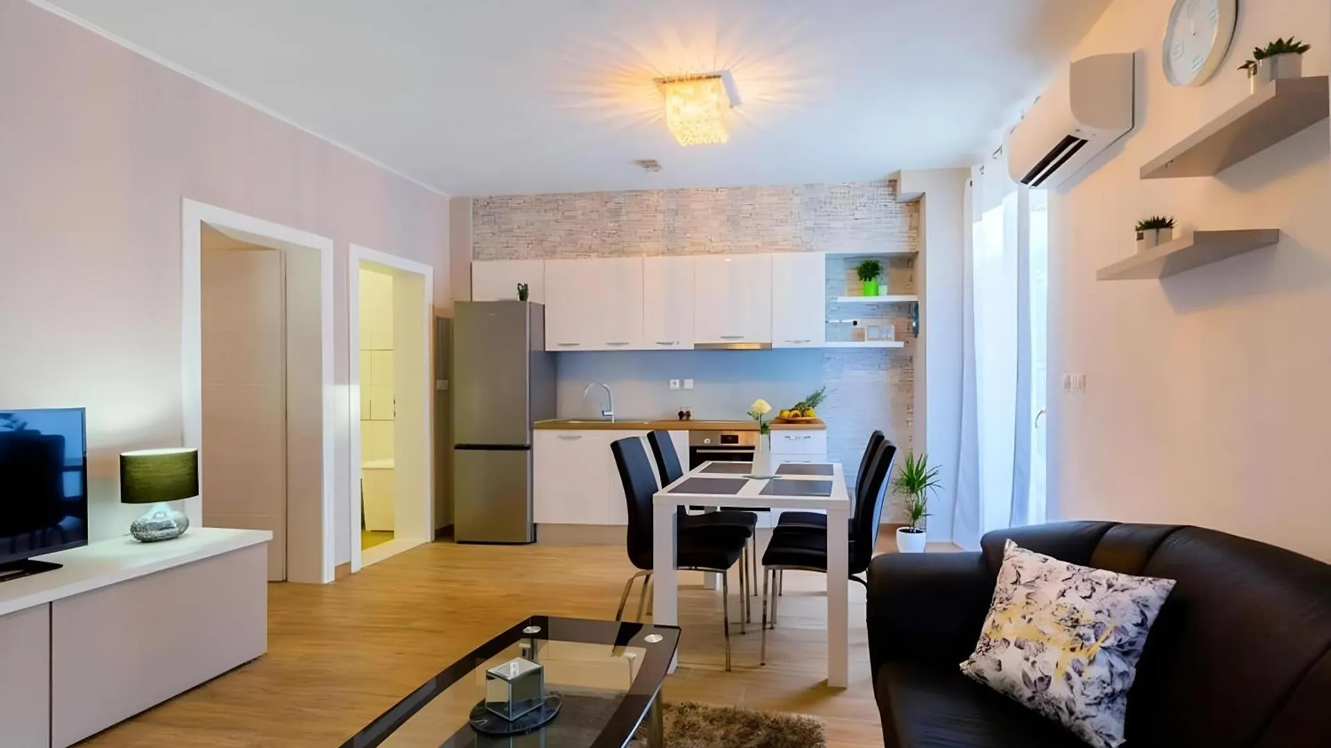 Apartment Apartman Candy Split With Jacuzzi And Parking Place